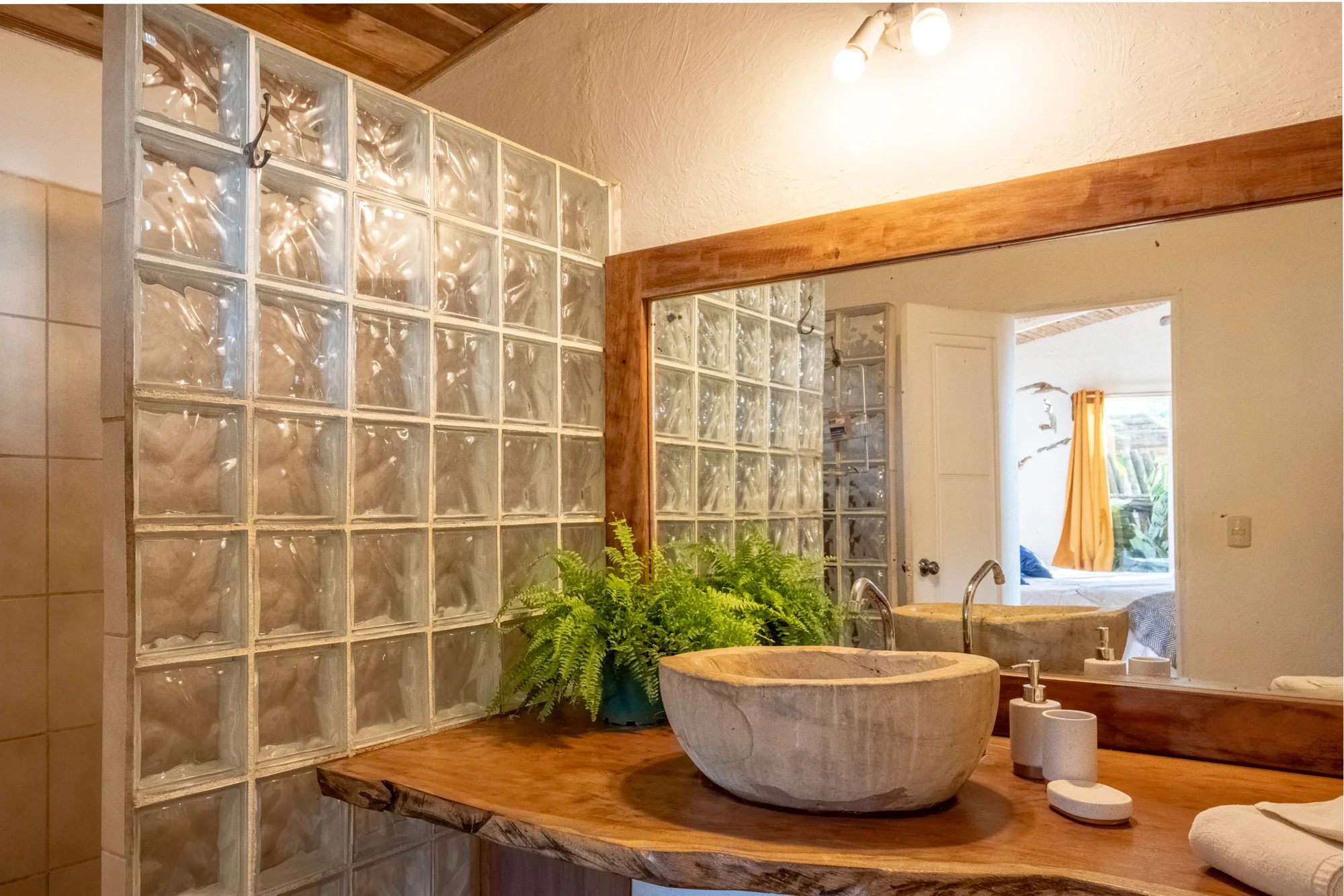 Stone basin and glass-block shower in the cabina bathroom