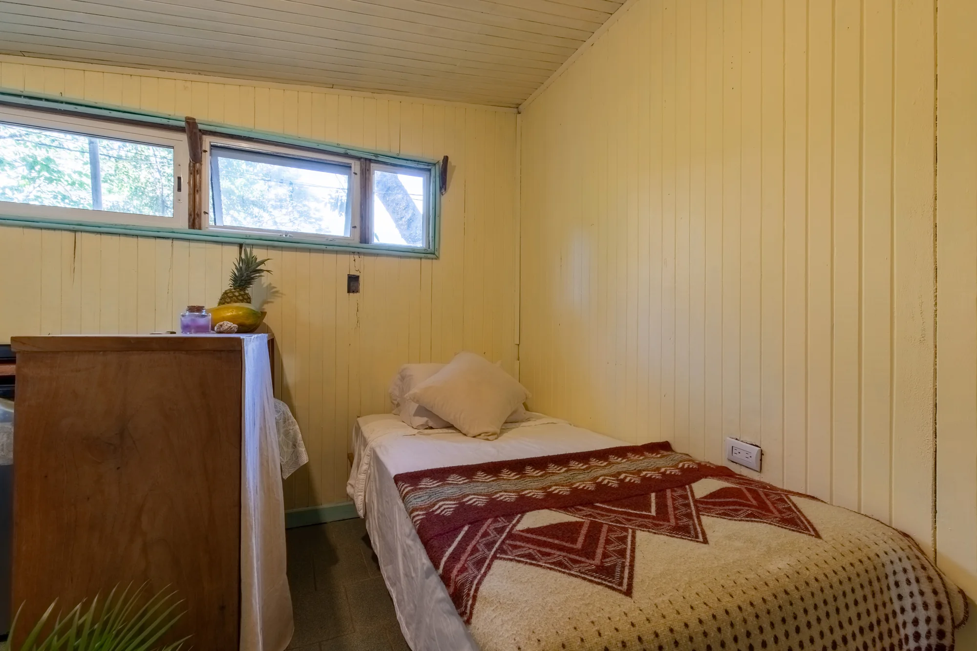 Single bed beside the kitchenette in Cozy Casita
